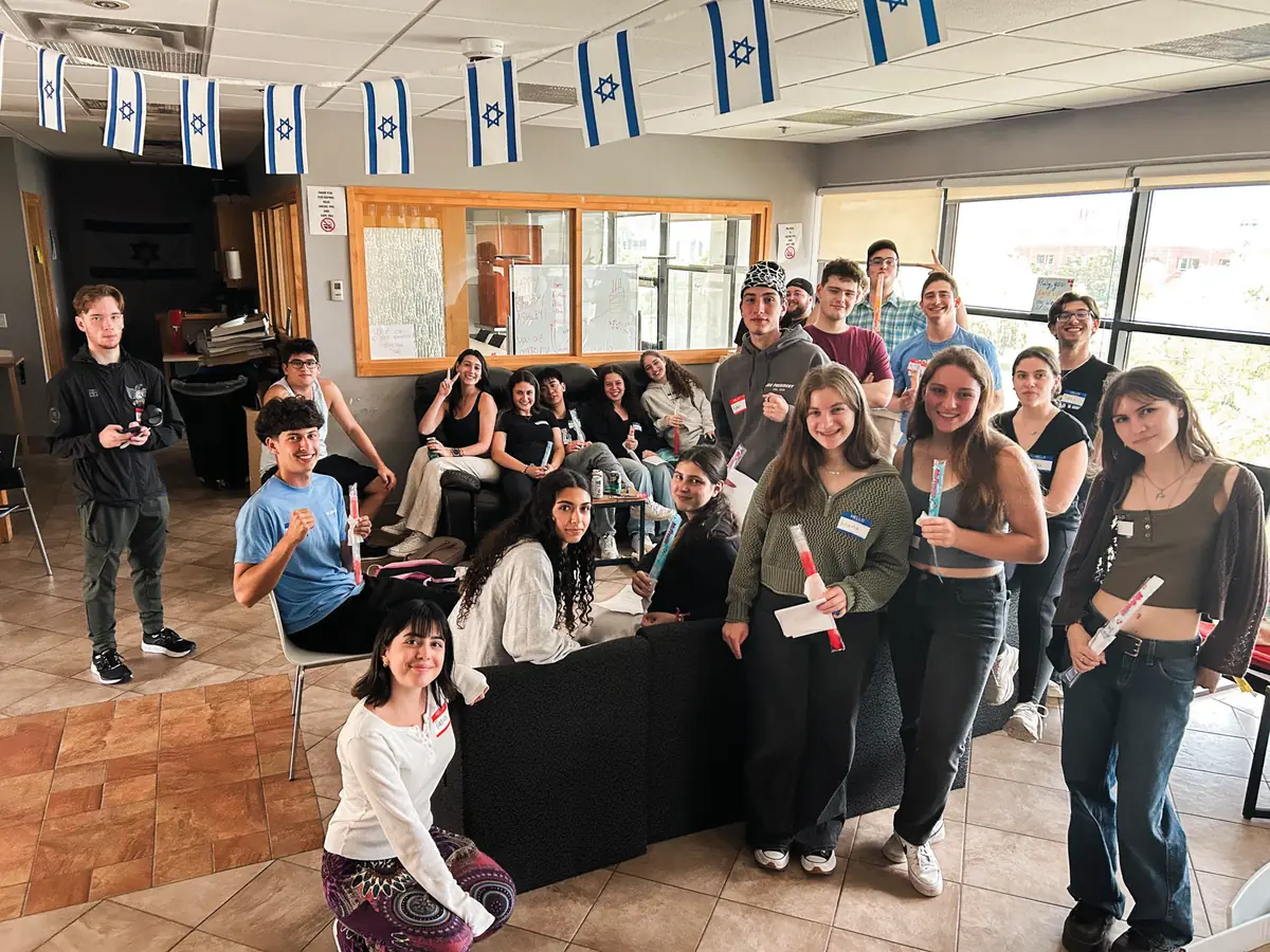 A full room at Café Hillel’s Hebrew table